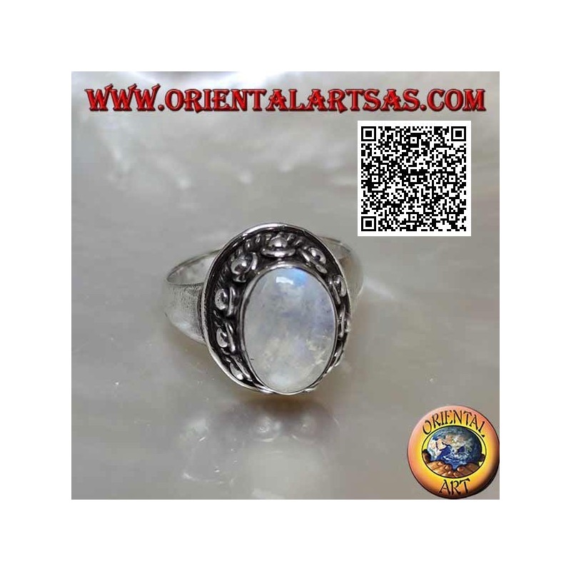 Anello in argento con pietra di luna ovale contornata da intreccio e pallina nella ciambella