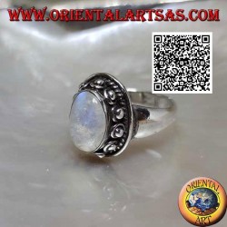 Bague en argent avec pierre de lune ovale entourée d'entrelacs et boule dans le beignet
