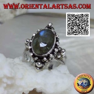 Bague en argent avec cabochon ovale labradorite sur une monture ornée de boules