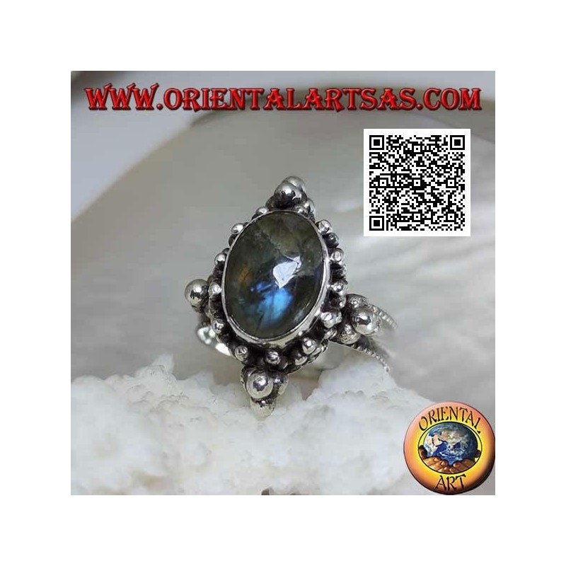 Anillo de plata con labradorita cabujón ovalado en un marco decorado con bolas