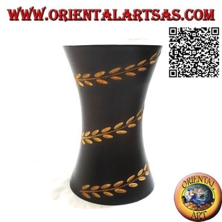 Concave cylinder flower vase with hand-engraved floral line in mahogany wood of 15 cm