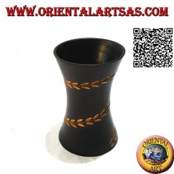 Konkave Zylinderblumenvase mit handgravierter Blumenlinie aus Mahagoniholz ​​von 15 cm