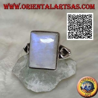 Bague en argent avec pierre de lune arc-en-ciel rectangulaire sur monture lisse avec ouverture en goutte sur les côtés
