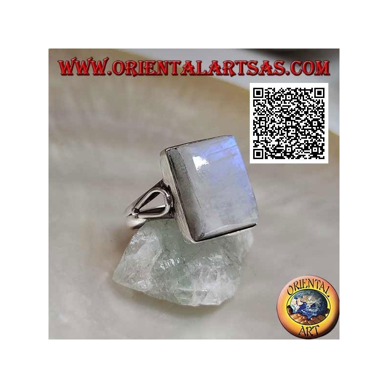 Bague en argent avec pierre de lune arc-en-ciel rectangulaire sur monture lisse avec ouverture en goutte sur les côtés