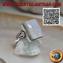 Anillo de plata con piedra lunar arcoíris rectangular en engaste liso con abertura en forma de lágrima en los lados