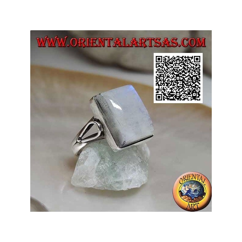 Bague en argent avec pierre de lune arc-en-ciel rectangulaire sur monture lisse avec ouverture en goutte sur les côtés