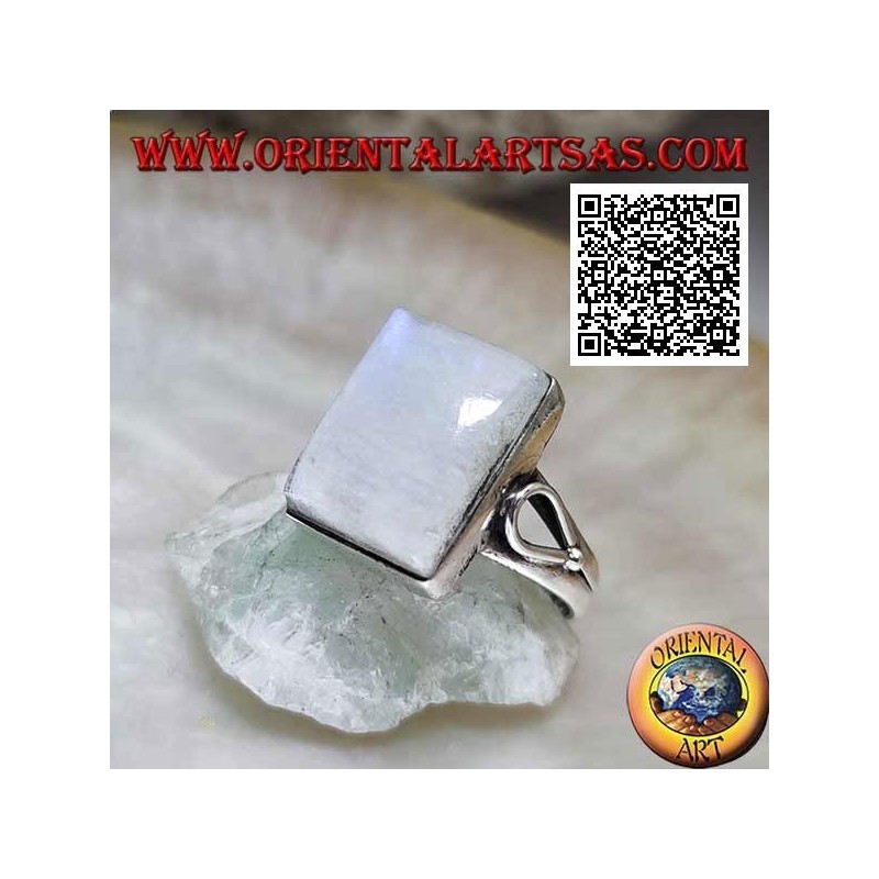 Anello in argento con pietra di luna arcobaleno rettangolare su montatura liscia con traforo a goccia sui lati