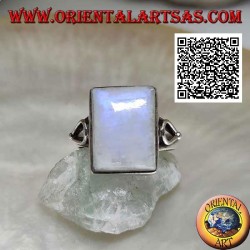 Anillo de plata con piedra lunar arcoíris rectangular en engaste liso con abertura en forma de lágrima en los lados