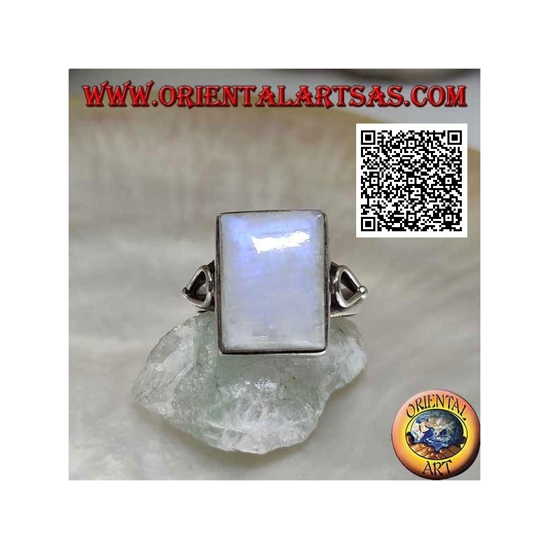 Anillo de plata con piedra lunar arcoíris rectangular en engaste liso con abertura en forma de lágrima en los lados