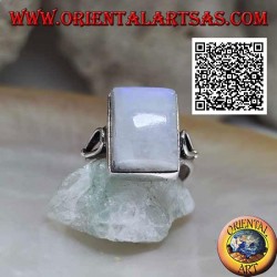 Anillo de plata con piedra lunar arcoíris rectangular en engaste liso con abertura en forma de lágrima en los lados