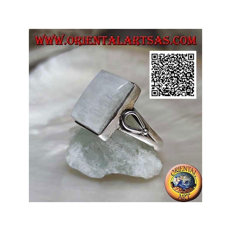 Anello in argento con pietra di luna arcobaleno rettangolare su montatura liscia con traforo a goccia sui lati
