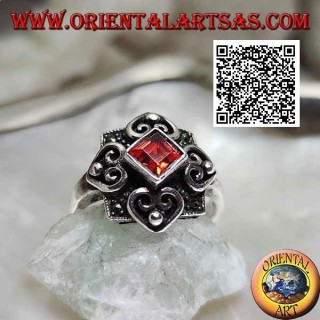 Anillo de plata con granate romboide natural en engaste de marcasita y cuatro corazones