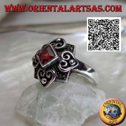 Anillo de plata con granate romboide natural en engaste de marcasita y cuatro corazones