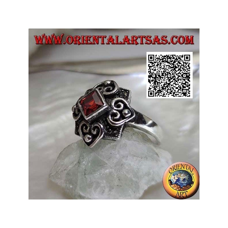 Anello in argento con granato naturale romboidale su montatura con marcassite e quattro cuori