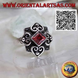 Bague en argent avec grenat rhomboïde naturel sur monture marcassite et quatre coeurs