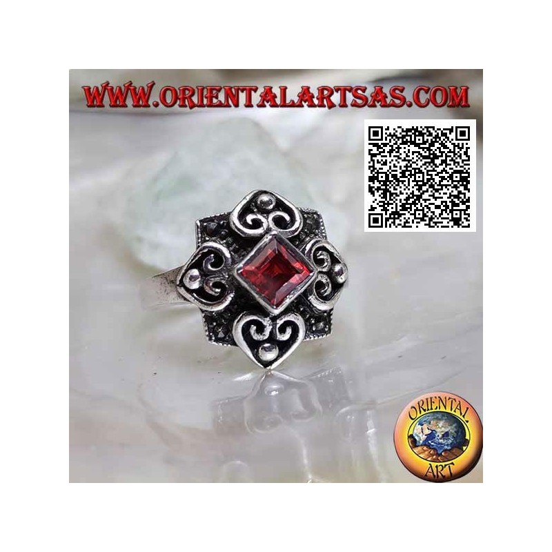 Anillo de plata con granate romboide natural en engaste de marcasita y cuatro corazones