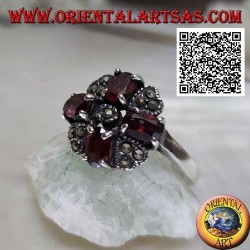 Anillo de plata con cruz de Malta con granates ovalados naturales engastados y marcasita en el medio