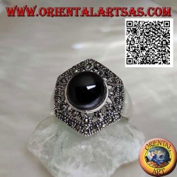 Sechseckiger Silberring mit durchbrochener Dekoration, besetzt mit Markasit und zentralem rundem Onyx