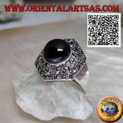 Bague hexagonale en argent à décor ajouré parsemée de marcassite avec onyx rond central