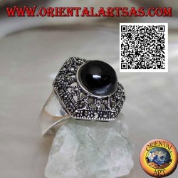 Bague hexagonale en argent à décor ajouré parsemée de marcassite avec onyx rond central