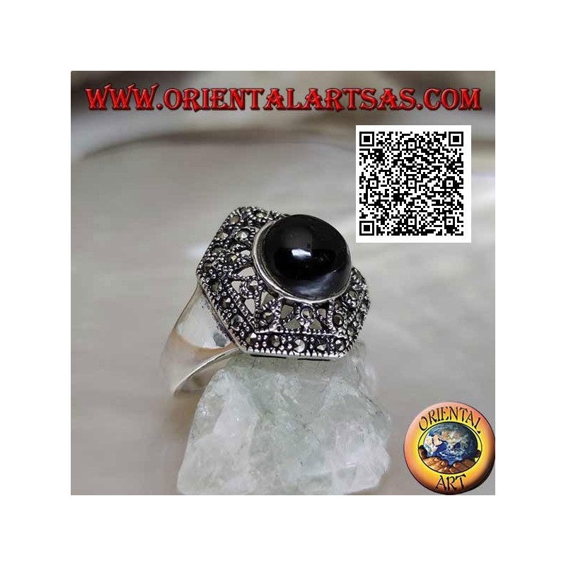 Bague hexagonale en argent à décor ajouré parsemée de marcassite avec onyx rond central