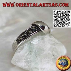 Silver ring in marcasite band with centrally wound wire