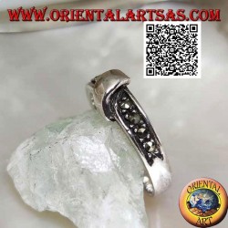 Silver ring in marcasite band with centrally wound wire