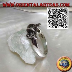 Anillo de plata con nudo de lazo tachonado de marcasita