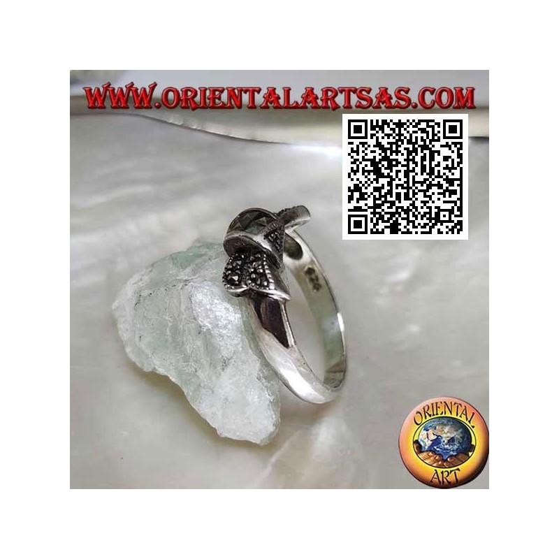 Anillo de plata con nudo de lazo tachonado de marcasita