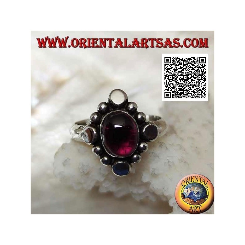 Anello in argento con granato ovale cabochon contornato da borchie e palline alternate