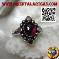 Anillo de plata con granate cabujón ovalado rodeado de tachuelas y bolas alternas