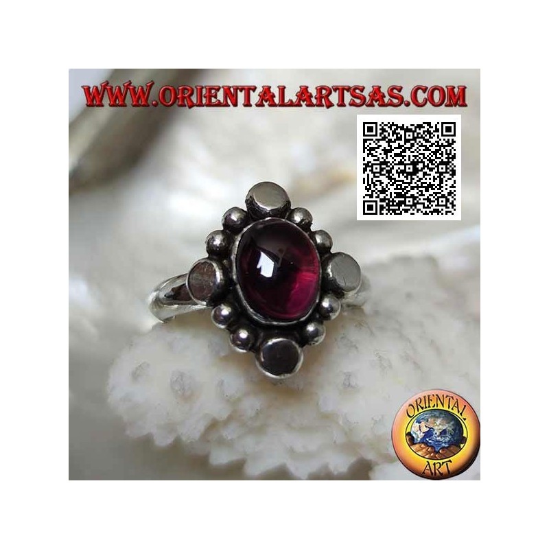 Anello in argento con granato ovale cabochon contornato da borchie e palline alternate