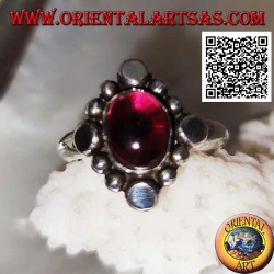 Bague en argent avec cabochon ovale grenat entouré de clous et boules en alternance