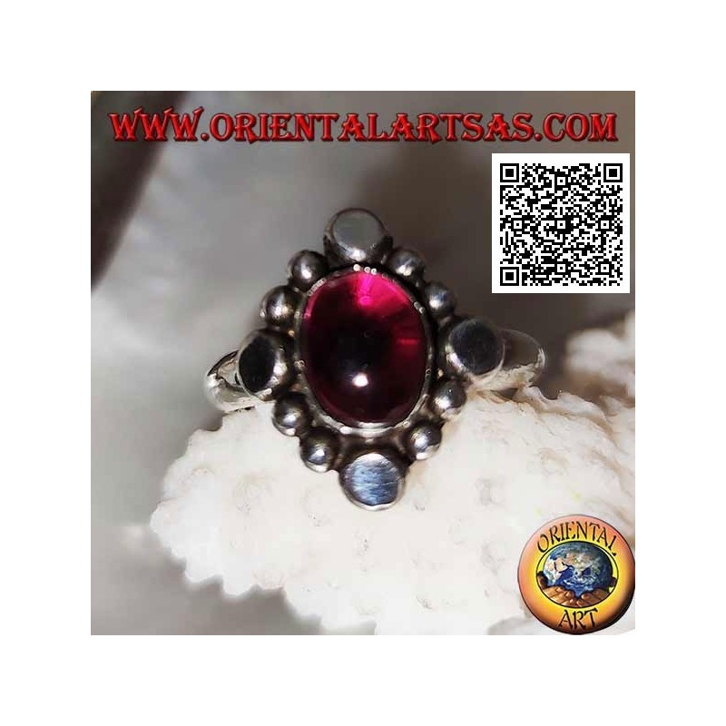 Silberring mit ovalem Cabochon-Granat, umgeben von abwechselnden Nieten und Kugeln