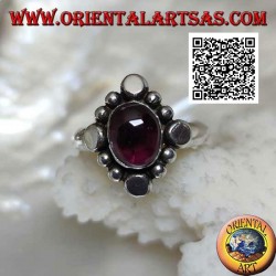 Silberring mit ovalem Cabochon-Granat, umgeben von abwechselnden Nieten und Kugeln