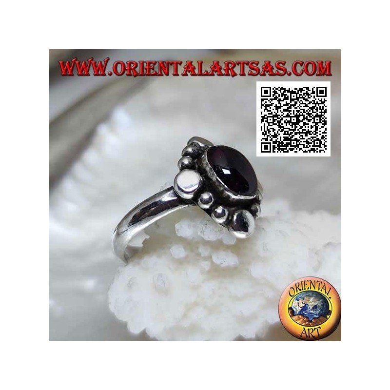 Silberring mit ovalem Cabochon-Granat, umgeben von abwechselnden Nieten und Kugeln