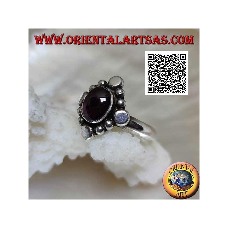 Anillo de plata con granate cabujón ovalado rodeado de tachuelas y bolas alternas