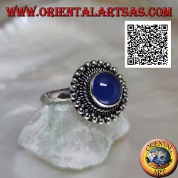 Bague en argent avec cabochon rond en agate bleue entourée d'entrelacs et de boules
