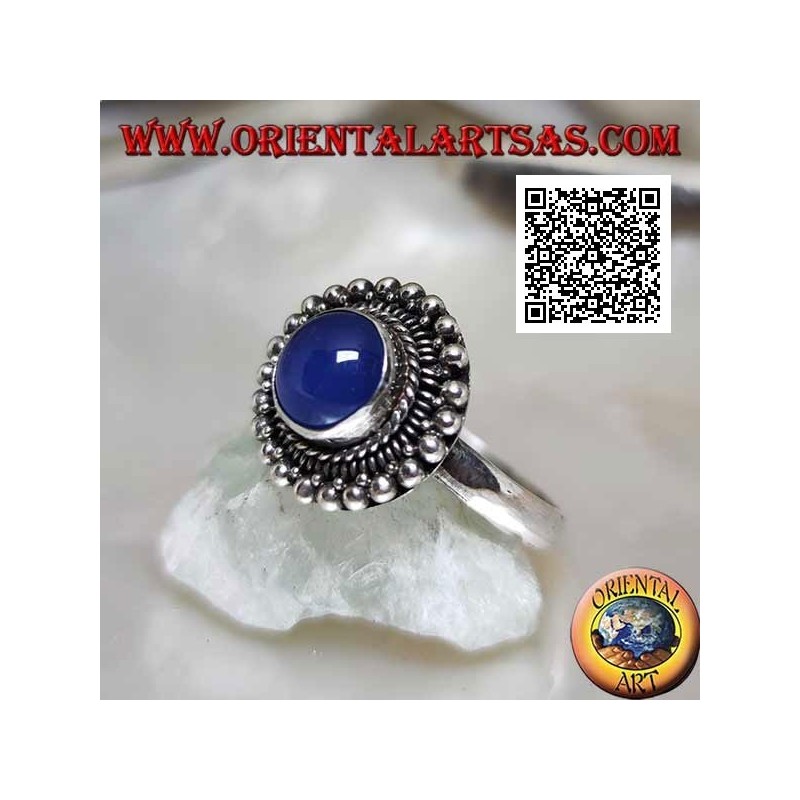 Silberring mit rundem blauen Achat von Cabochon, umgeben von Webart und Kugeln