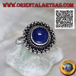 Bague en argent avec cabochon rond en agate bleue entourée d'entrelacs et de boules