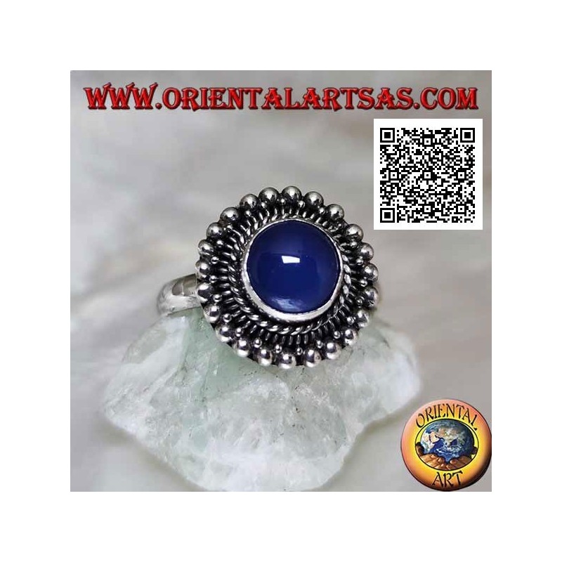 Silberring mit rundem blauen Achat von Cabochon, umgeben von Webart und Kugeln