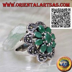 Bague fleur en argent avec 8 pétales d'émeraudes naturelles sertie ovale avec cadre arrondi de marcassite