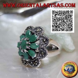 Blumenring in Silber mit 8 Blütenblättern aus natürlichen Smaragden, oval mit abgerundetem Rahmen aus Markasit