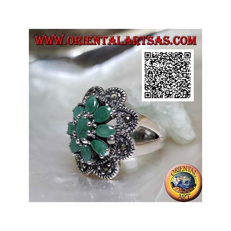 Anillo flor en plata con 8 pétalos de esmeraldas naturales engastados ovalados con marco redondeado de marcasita