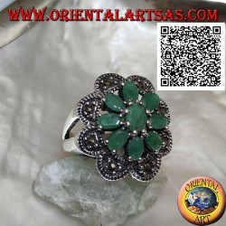 Blumenring in Silber mit 8 Blütenblättern aus natürlichen Smaragden, oval mit abgerundetem Rahmen aus Markasit
