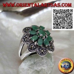 Bague fleur en argent avec 8 pétales d'émeraudes naturelles sertie ovale avec cadre arrondi de marcassite