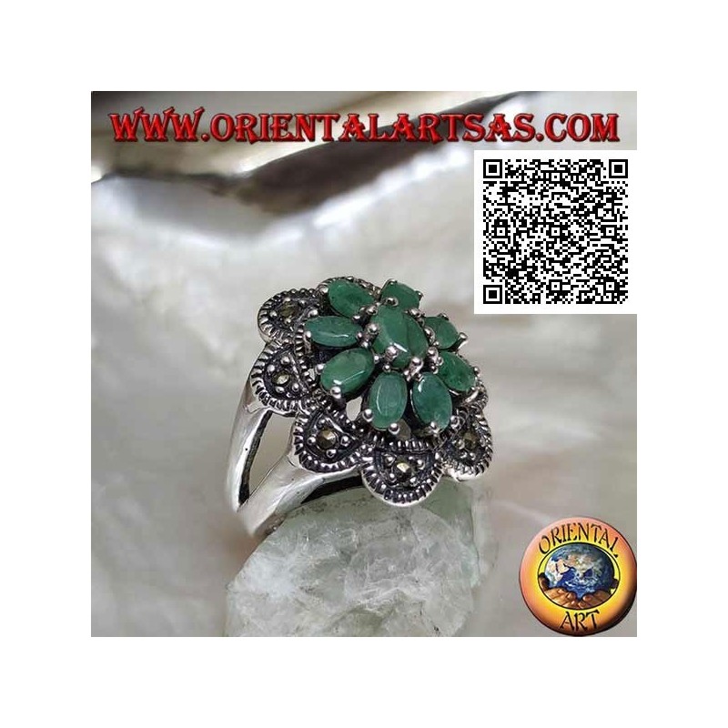 Anillo flor en plata con 8 pétalos de esmeraldas naturales engastados ovalados con marco redondeado de marcasita