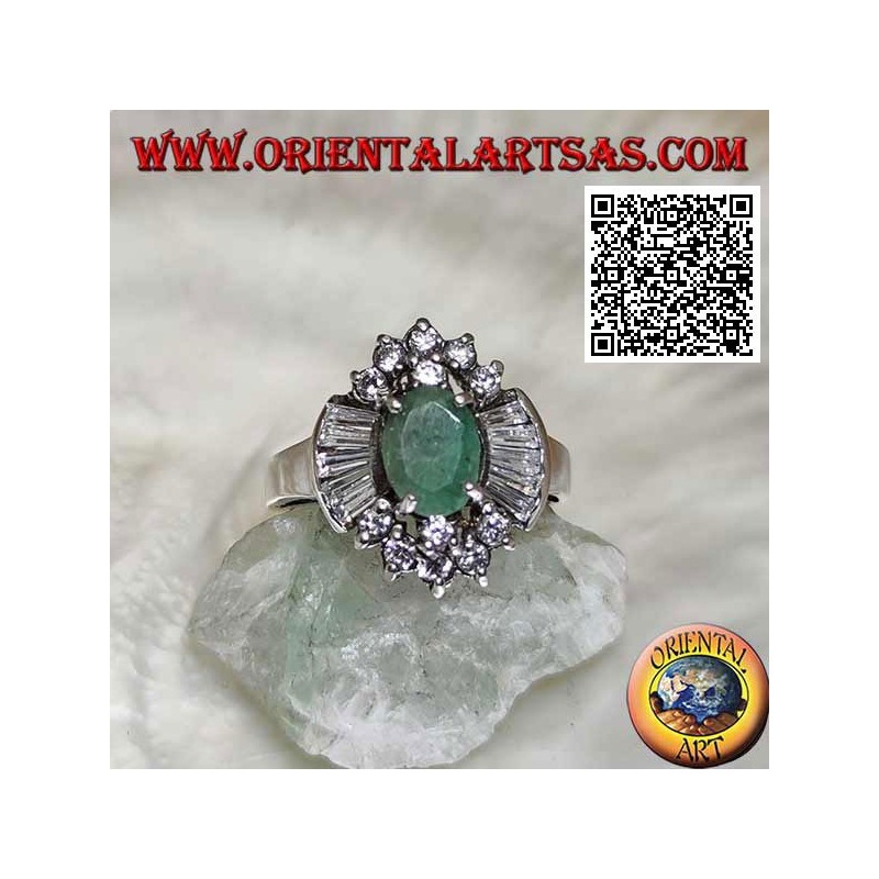 Anello in argento con smeraldo naturale ovale incastonato contornato da zirconi tondi e a trapezio