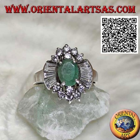 Anello in argento con smeraldo naturale ovale incastonato contornato da zirconi tondi e a trapezio