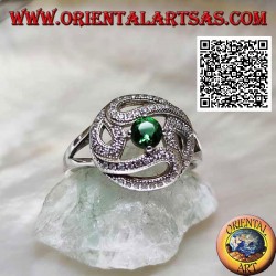 Anello in argento con linee di zirconi a cerchio e smeraldo di sintesi tondo centrale